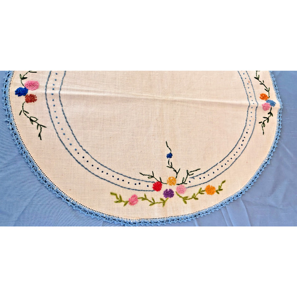 Vintage Embroidered French knot Floral, Scarf Oval Crochet Edge Floral 1950 - Picture 13 of 15